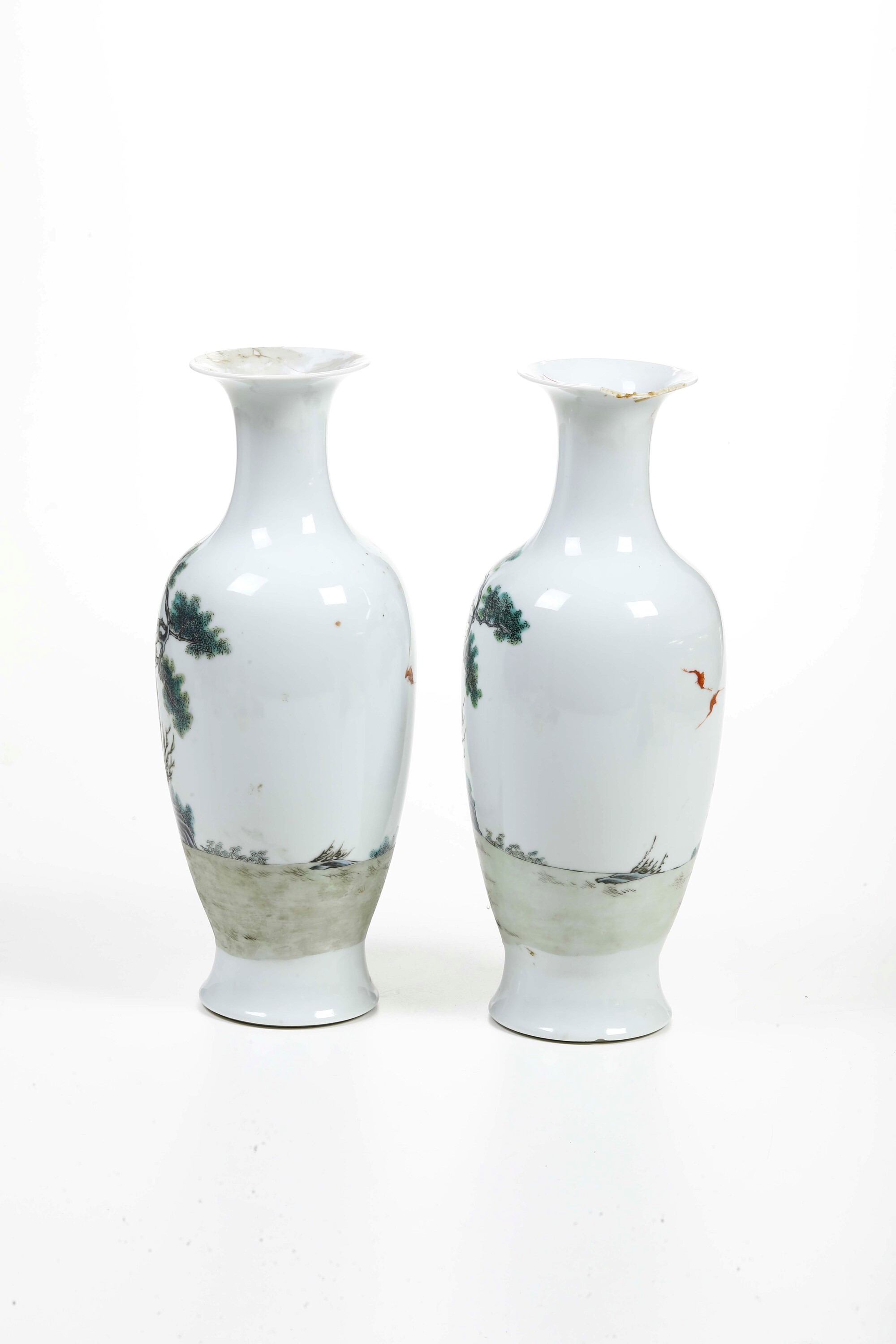 Coppia di Vasi in Porcellana Raffiguranti Scena di Vita Comune con Personaggi, Cina, XX Secolo