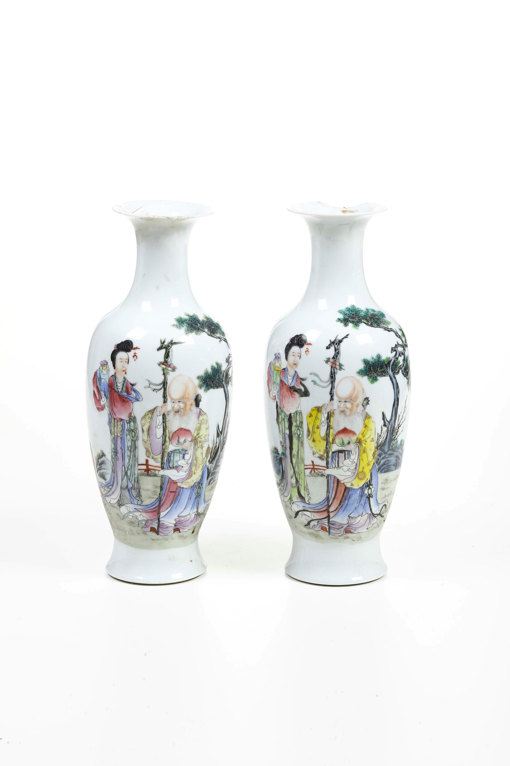 Coppia di Vasi in Porcellana Raffiguranti Scena di Vita Comune con Personaggi, Cina, XX Secolo