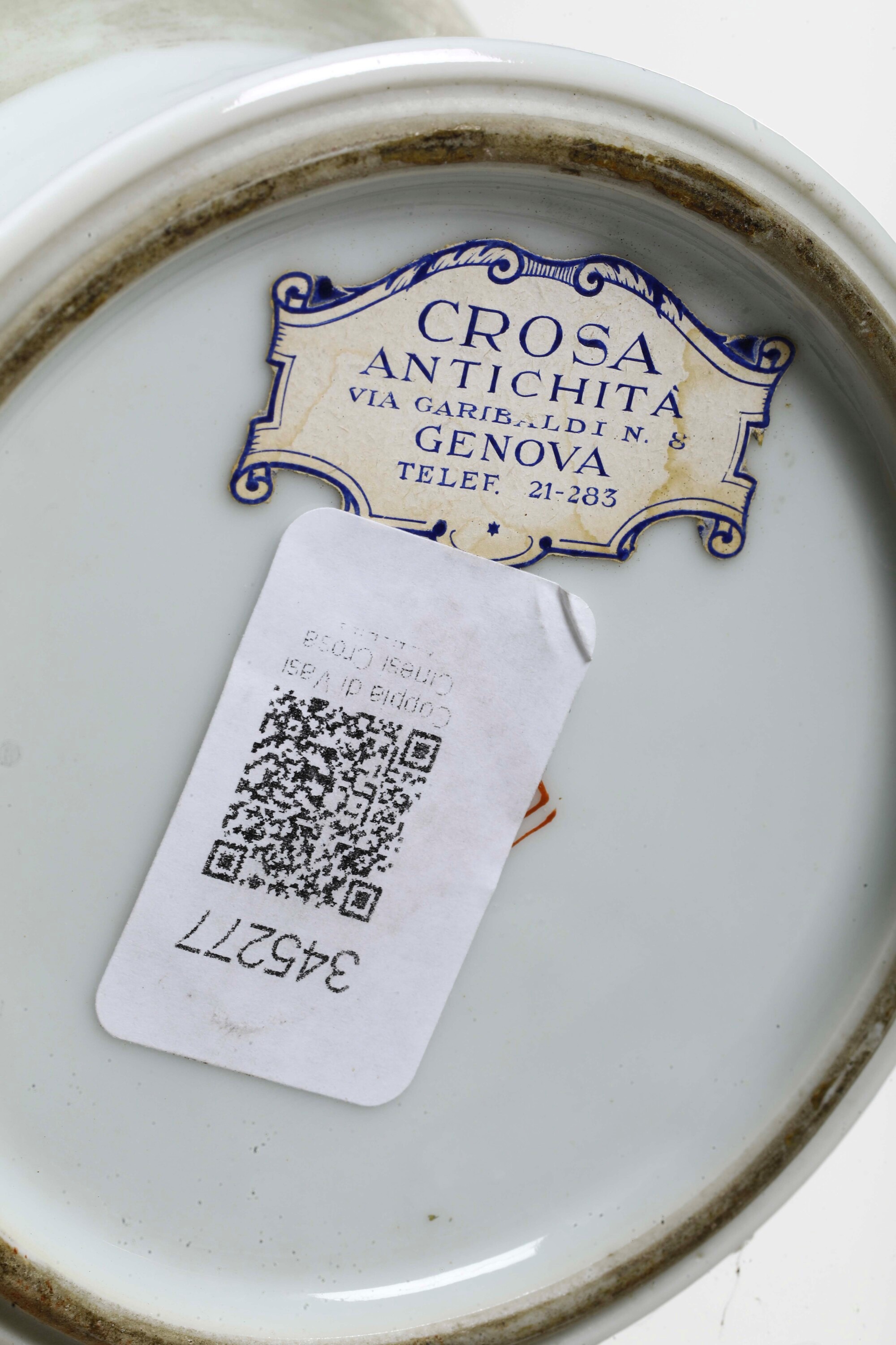 Coppia di Vasi in Porcellana Raffiguranti Scena di Vita Comune con Personaggi, Cina, XX Secolo