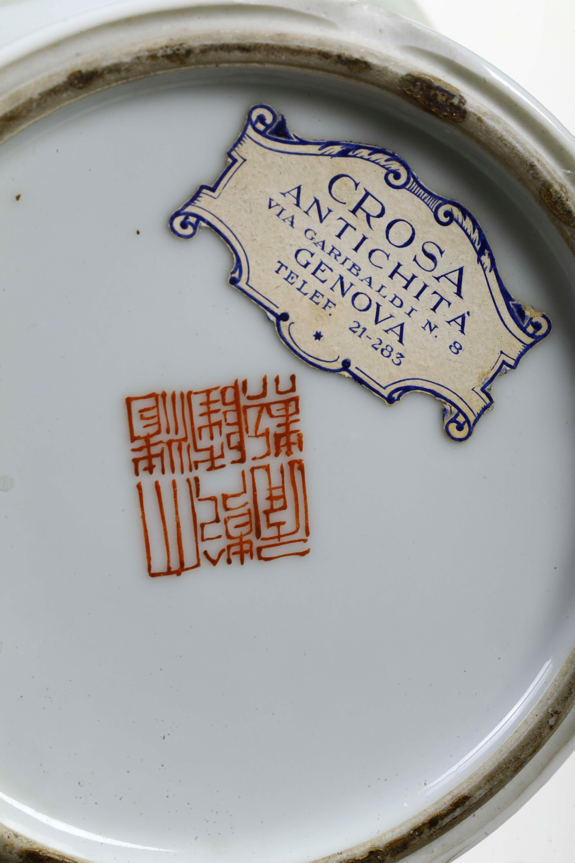 Coppia di Vasi in Porcellana Raffiguranti Scena di Vita Comune con Personaggi, Cina, XX Secolo