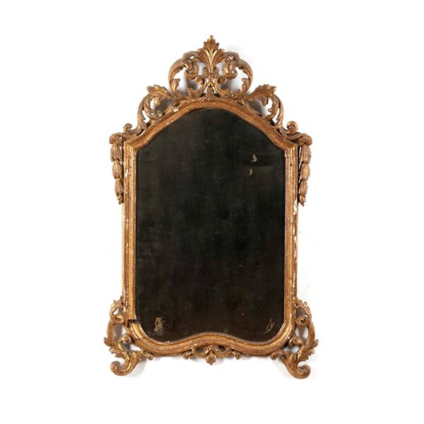 Specchiera in legno intagliato e dorato. XIX secolo