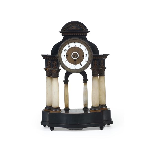 Pendola da tavolo a portico. XIX secolo