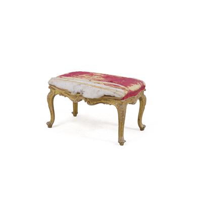 Panchetto in Legno Intagliato e Dorato. XIX Secolo