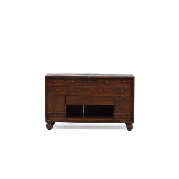 Credenza in noce. XX secolo
