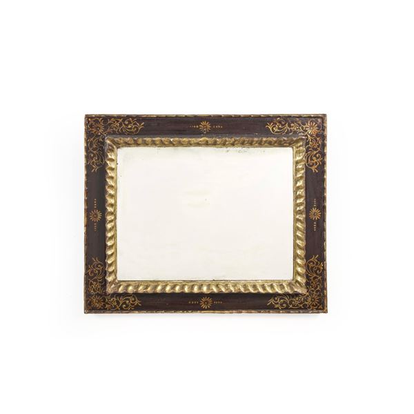 Cornice in legno ebanizzato con racemi dorati. Italia centrale XVII secolo