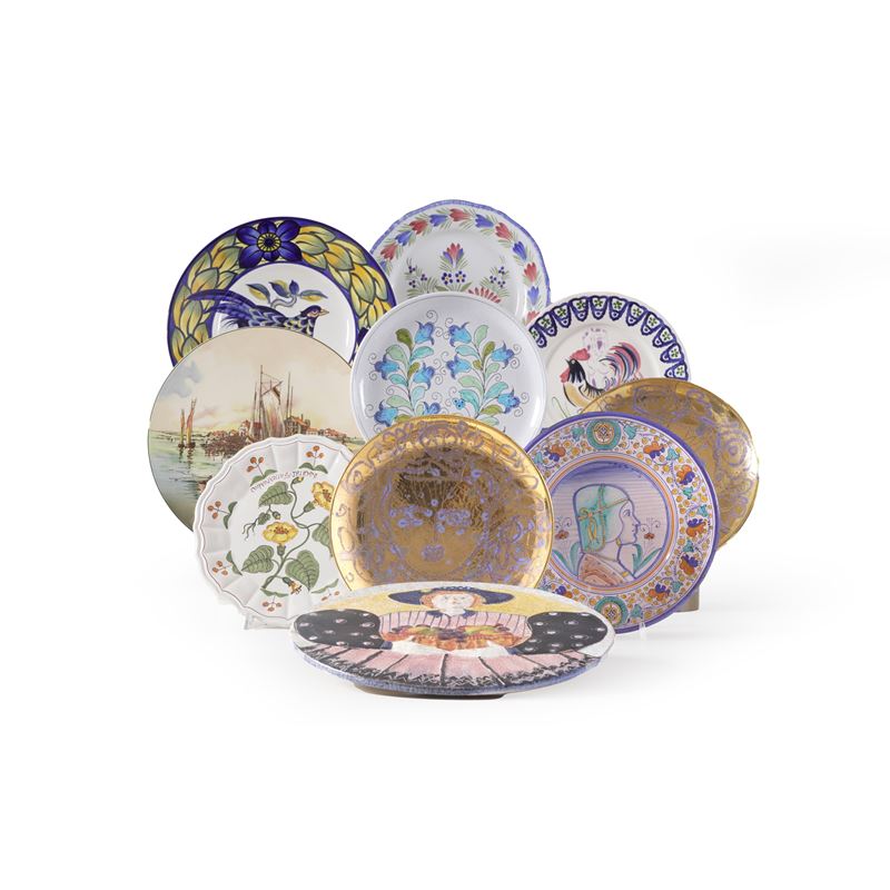Quarantatre piatti e una targa, XX secolo.   - Auction Majolica and Porcelain - Cambi Casa d'Aste