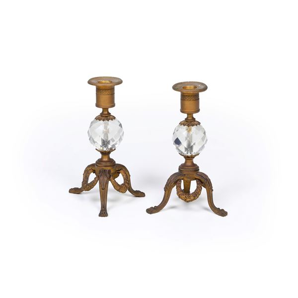 Coppia di candelieri in bronzo dorato e cristallo. XIX-XX secolo