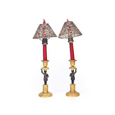 Coppia di candelieri in bronzo brunito e bronzo dorato con fusti a forma di bambini