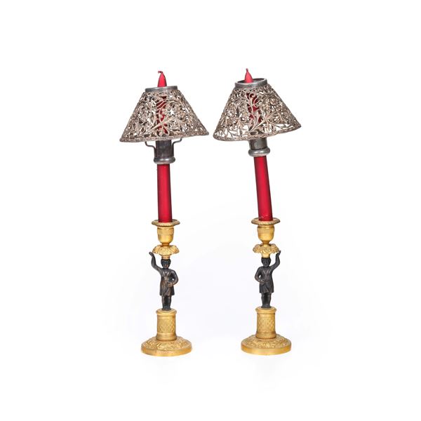 Coppia di candelieri in bronzo brunito e bronzo dorato