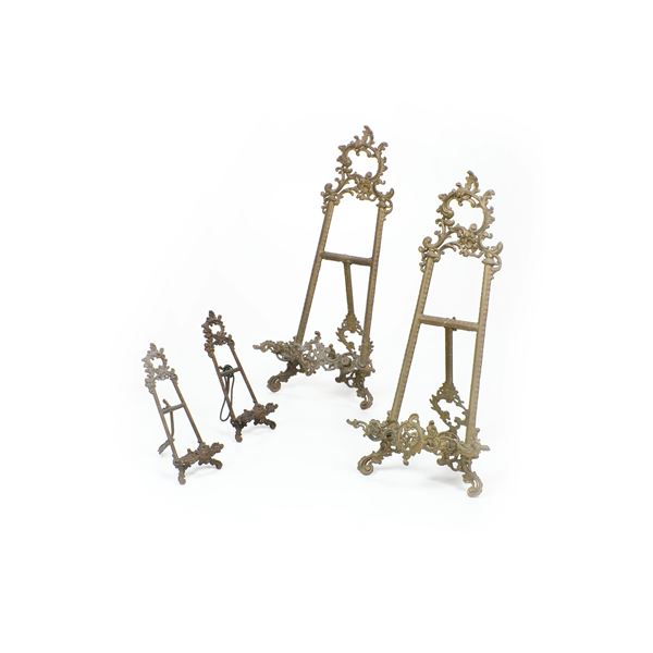 Due coppie di cavalletti espositori in metallo dorato