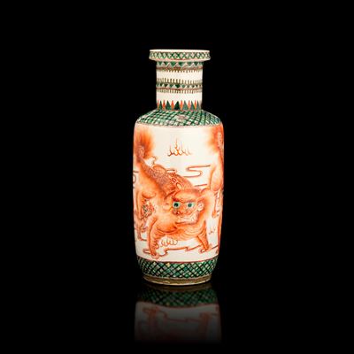 Vaso in Porcellana Famiglia Verde Raffigurante Coppia di Cane di Pho con Decori Floreali e Geomet...