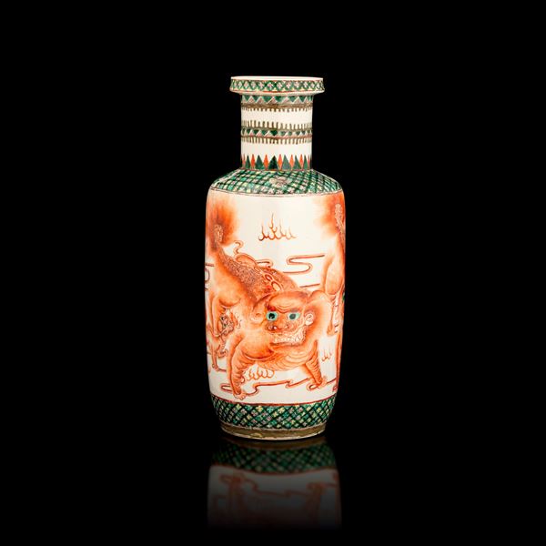Famiglia Verde porcelain vase depicting a pair of Pho dogs with floral and geometric decorations, China, Qing Dynasty, Guangxu period (1875-1908)