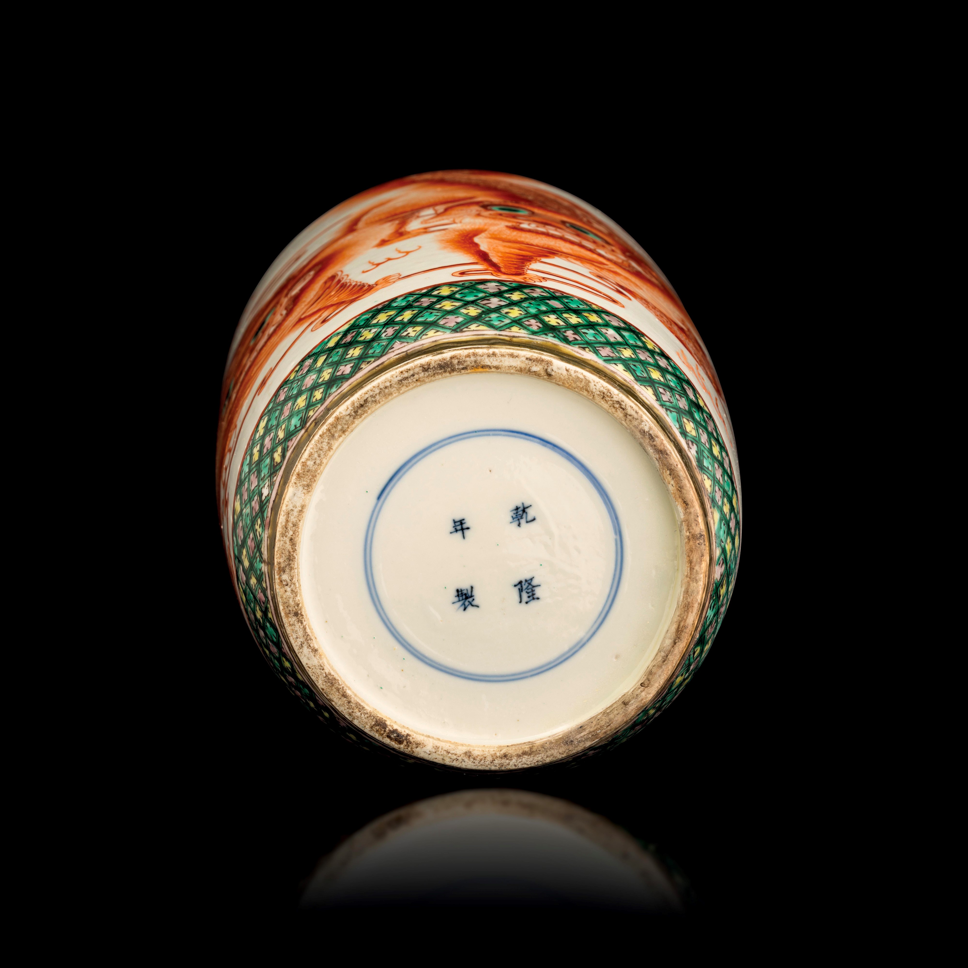 Vaso in Porcellana Famiglia Verde Raffigurante Coppia di Cane di Pho con Decori Floreali e Geomet...