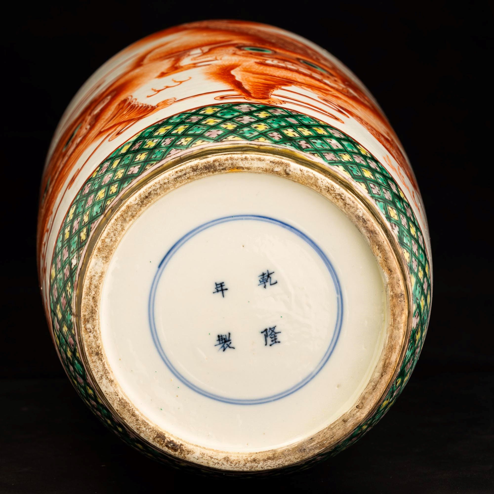 Vaso in Porcellana Famiglia Verde Raffigurante Coppia di Cane di Pho con Decori Floreali e Geomet...