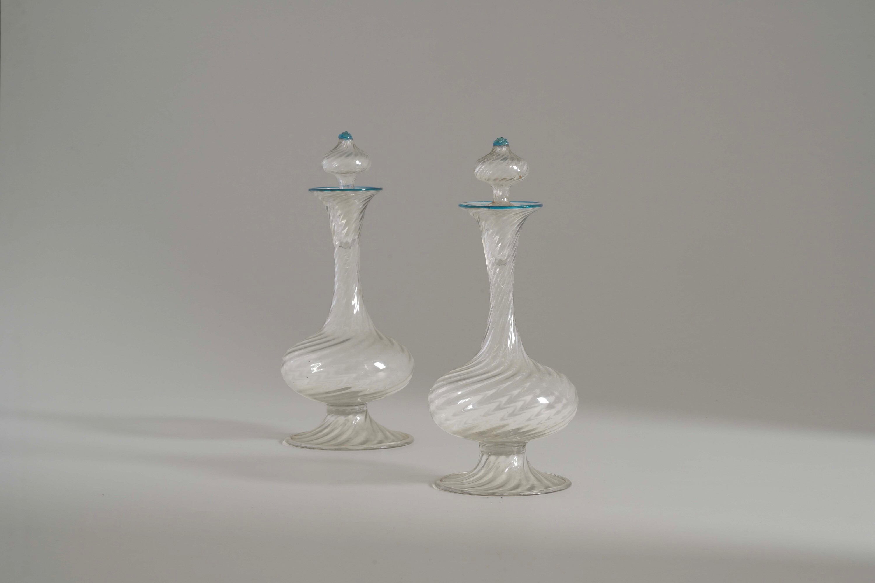 Coppia di bottiglie. Murano, XX secolo.