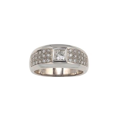 Anello in oro bianco 750 con diamante taglio princess di ct 0.30 e pavé di diamanti