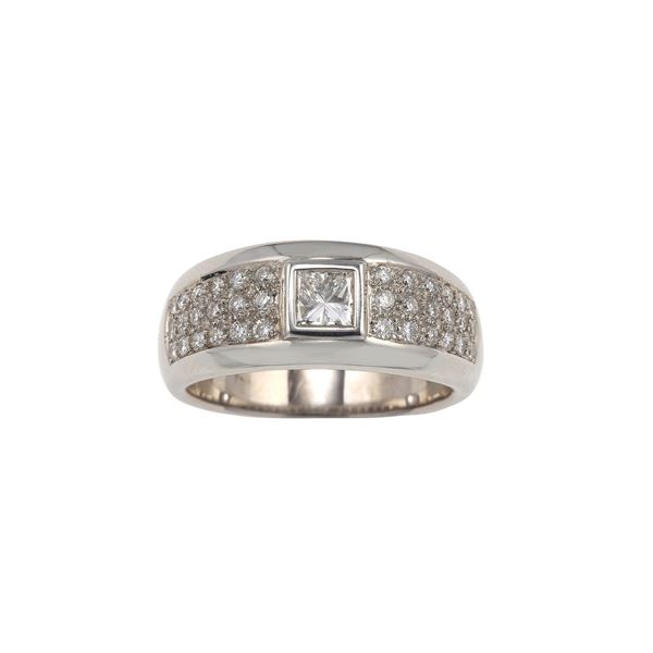 Anello con diamante taglio princess di ct 0.30 circa e pavé di diamanti