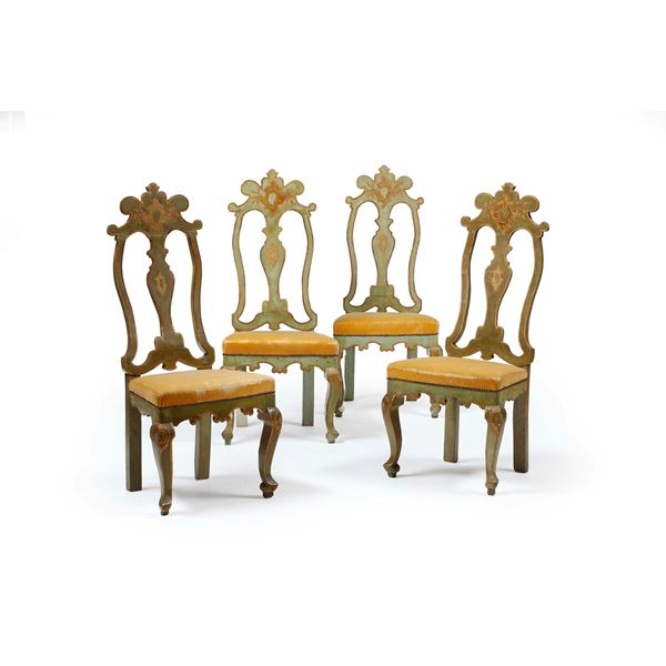 Quattro sedie in legno intagliato e dipinto. XVIII secolo