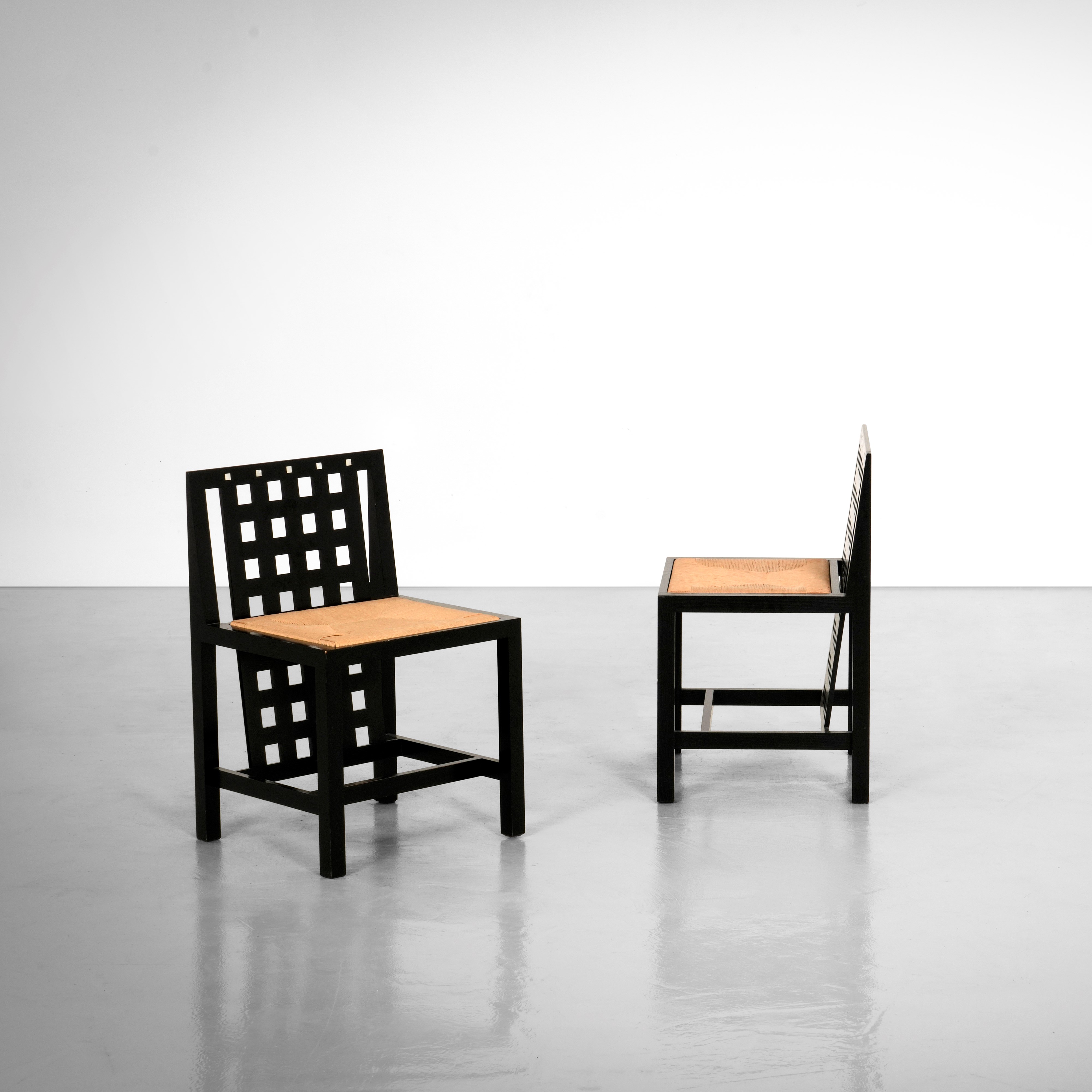 Charles Rennie Mackintosh - Due sedie mod. DS3, legno ebanizzato con dettagli in madreperla