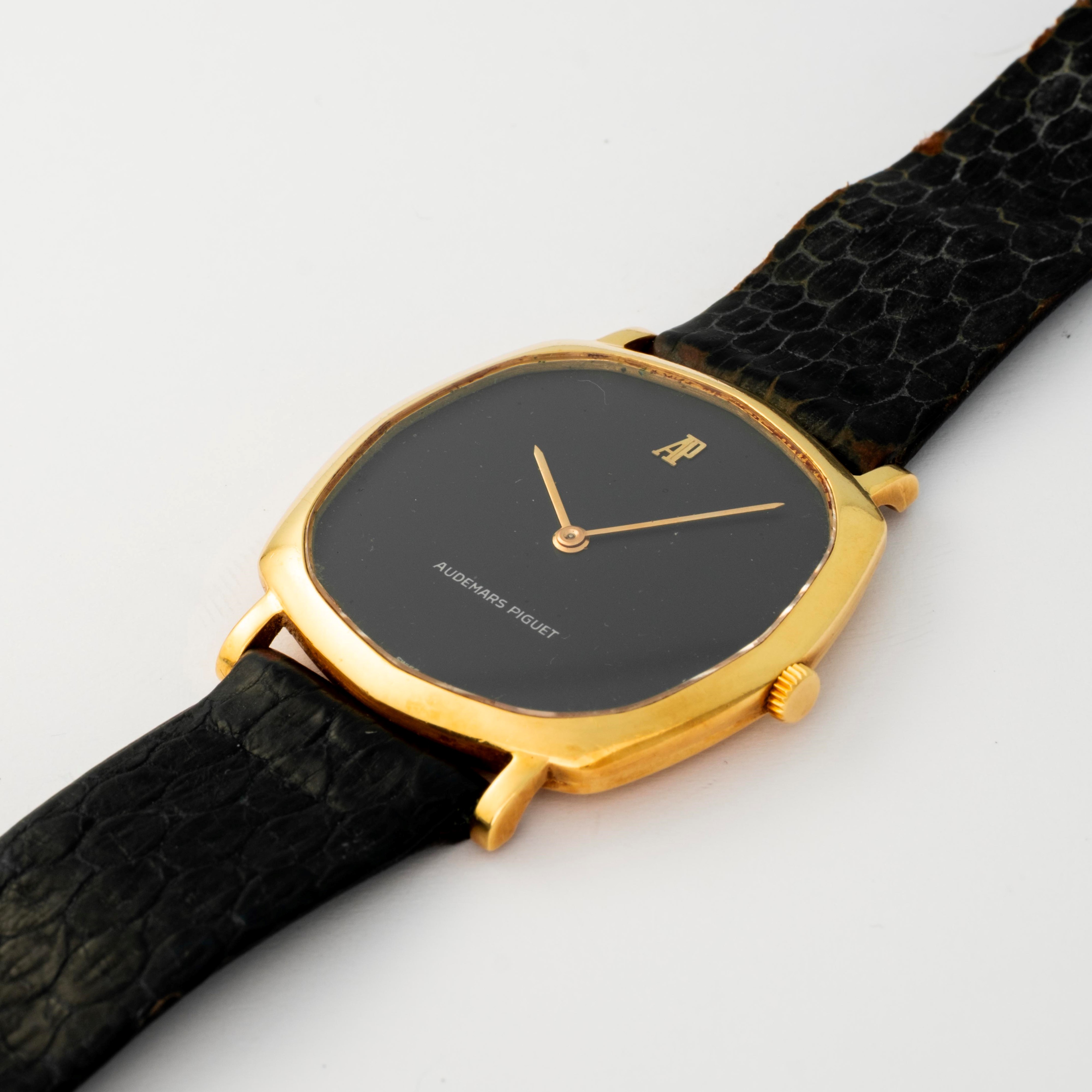 Audemars Piguet - Dress watch ultra-piatto in oro giallo 18kt con quadrante nero, circa 1970