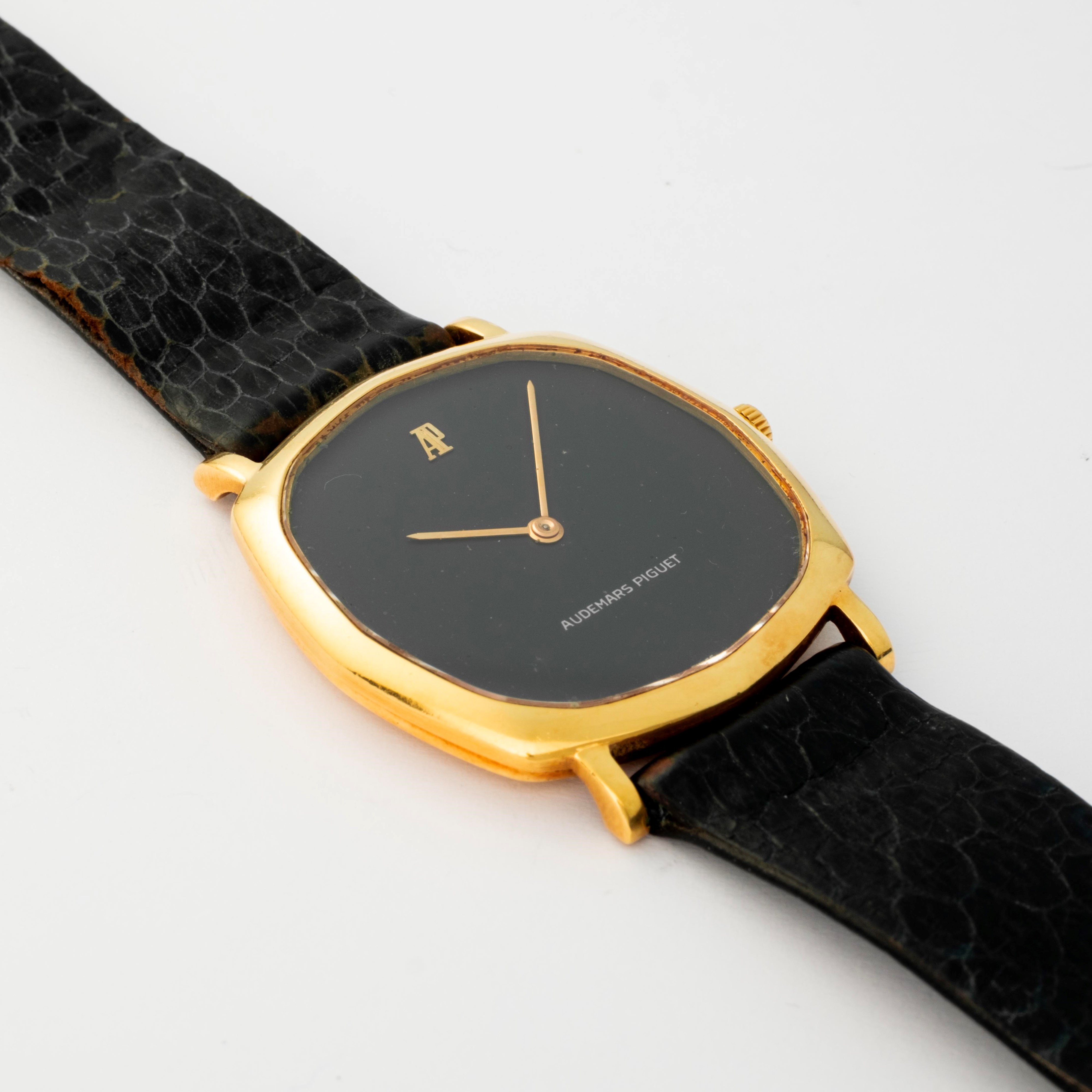 Audemars Piguet - Dress watch ultra-piatto in oro giallo 18kt con quadrante nero, circa 1970