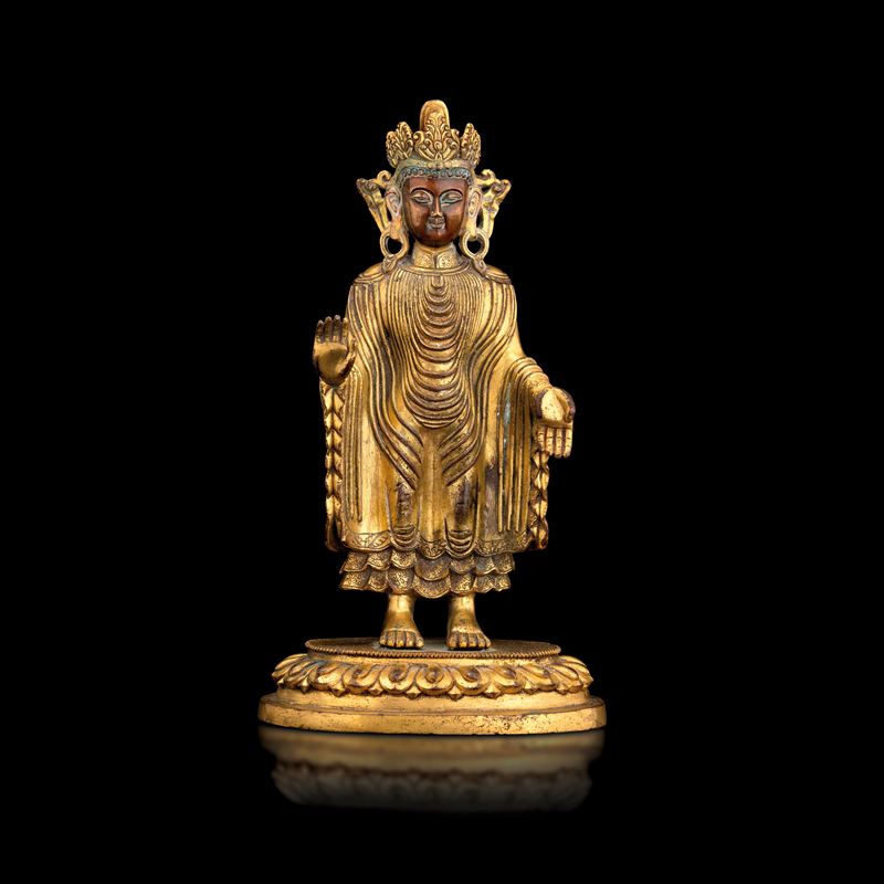 Figura di Buddha stante su fiore di loto in bronzo dorato, Cina, Dinastia Qing, XVIII secolo  - Asta Fine Asian Works of Art - Cambi Casa d'Aste