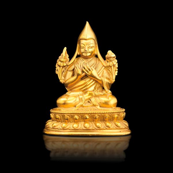 Figure of Lama Tsongkhapa seated on a double lotus flower in gilded bronze, China, Qing Dynasty, Qianlong period (1736-1796)