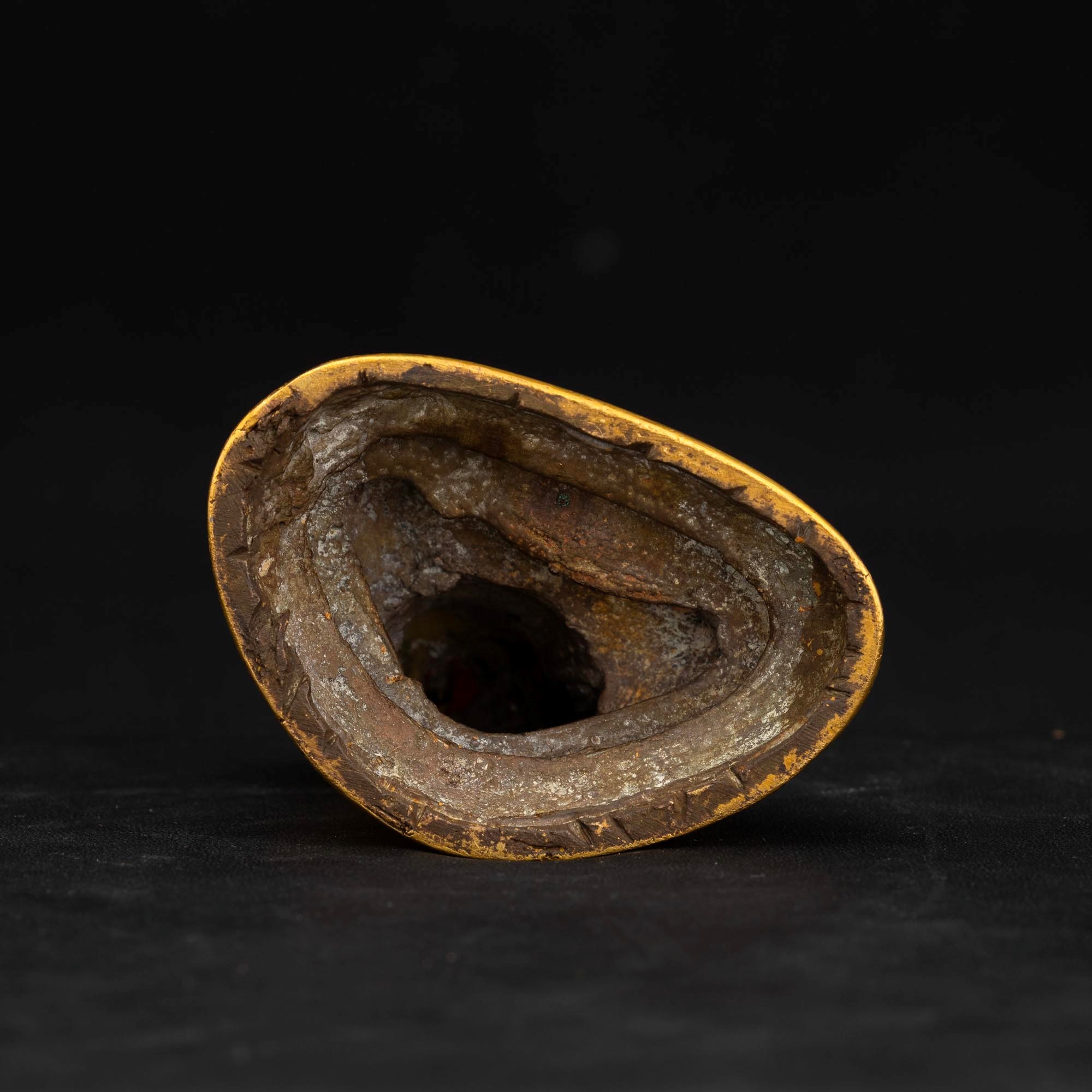 Figura di Lama Tsongkhapa Seduto su Doppio Fiore di Loto in Bronzo Dorato, Cina, Dinastia Qing, E...
