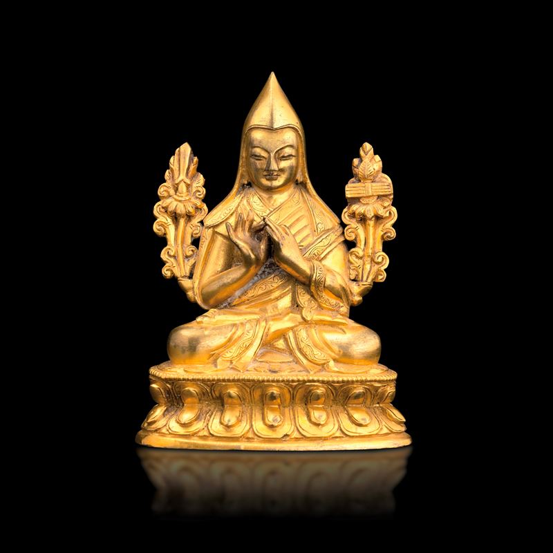 Figura di Lama Tsongkhapa seduto su doppio fiore di loto in bronzo dorato, Cina, Dinastia Qing, epoca Qianlong (1736-1796)  - Asta Fine Asian Works of Art - Cambi Casa d'Aste