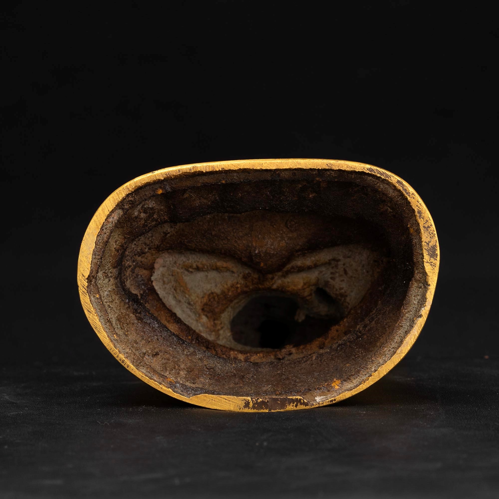 Figura di Lama Tsongkhapa Seduto su Doppio Fiore di Loto in Bronzo Dorato, Cina, Dinastia Qing, E...