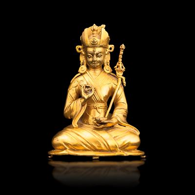 Figura in Bronzo Dorato Raffigurante Padmasambhava Incoronato con Spada e Vajra in Mano, Tibet, X...