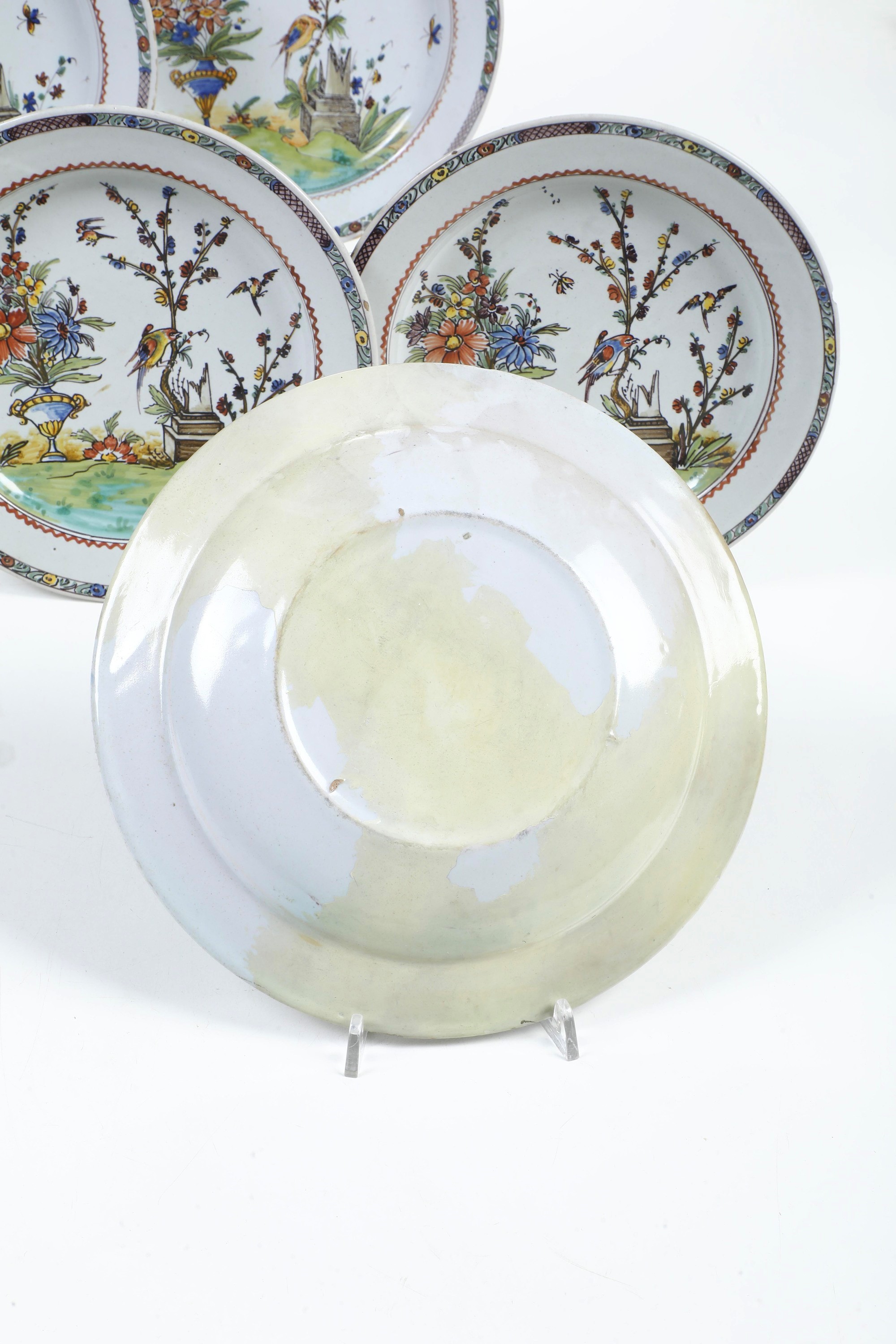 Manifattura dei conti Ferniani, Sei piatti, maiolica, terzo quarto del XVIII secolo