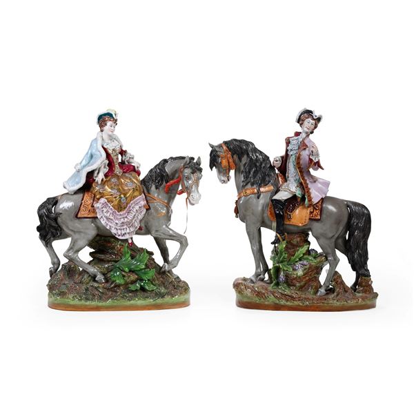 Grandi figure equestri con coppia di nobili. Germania, Manifattura della Turingia, XX secolo.