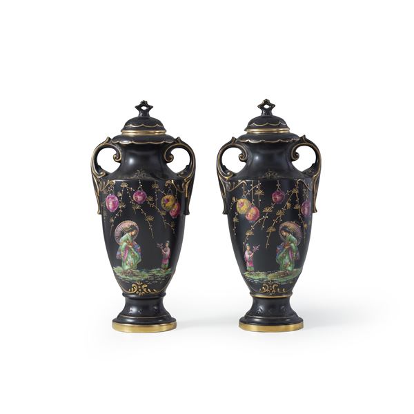 Coppia di vasi. Inghilterra, Manifattura Alton, XX secolo.