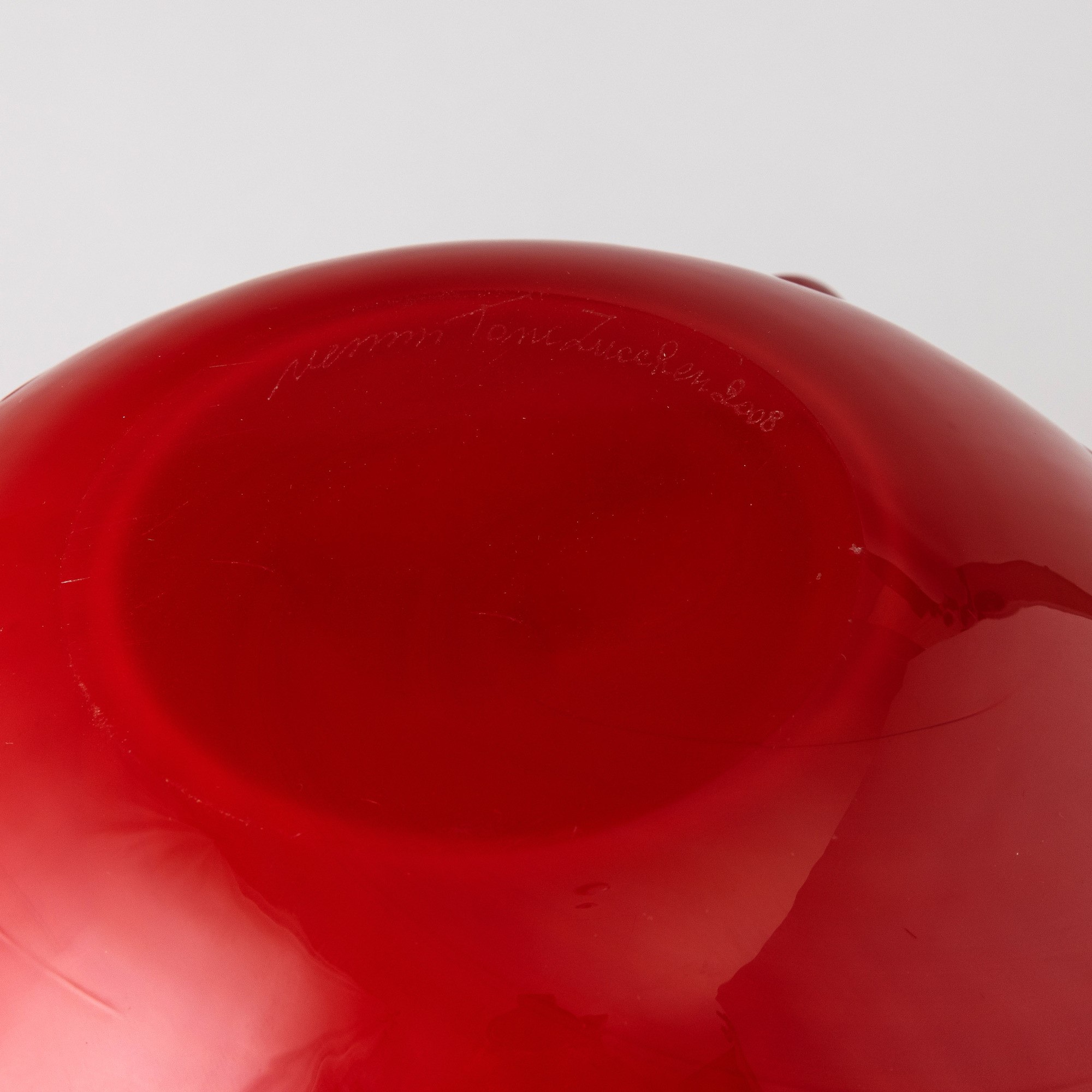 Toni Zuccheri - Vaso in vetro soffiato opalino a due colori, serie Cartocci (Murano, 2008)