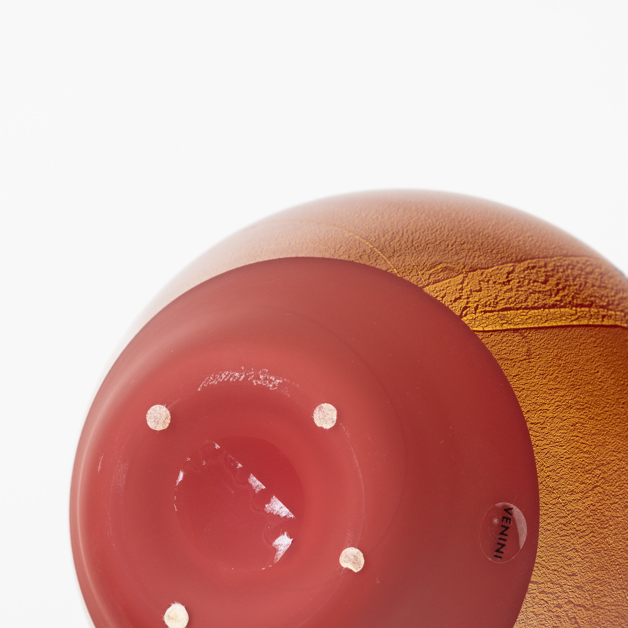 Venini, Vaso Murano (serie Quarzi), vetro soffiato corallo satinato con decoro in foglia oro e ar...