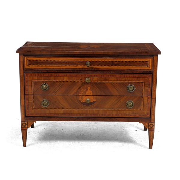 Cassettone lastronato, filettato e intarsiato a figure mitologiche. Lombardia, fine XVIII secolo