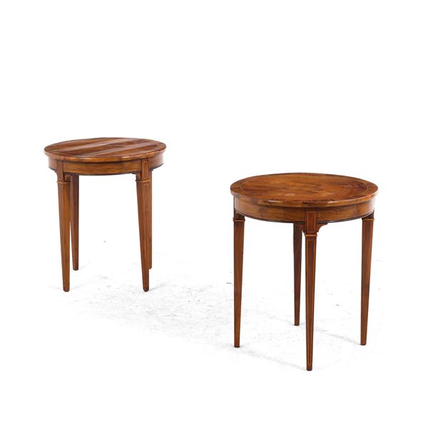 Coppia di tavolini lastronati con piano circolare. XIX-XX secolo