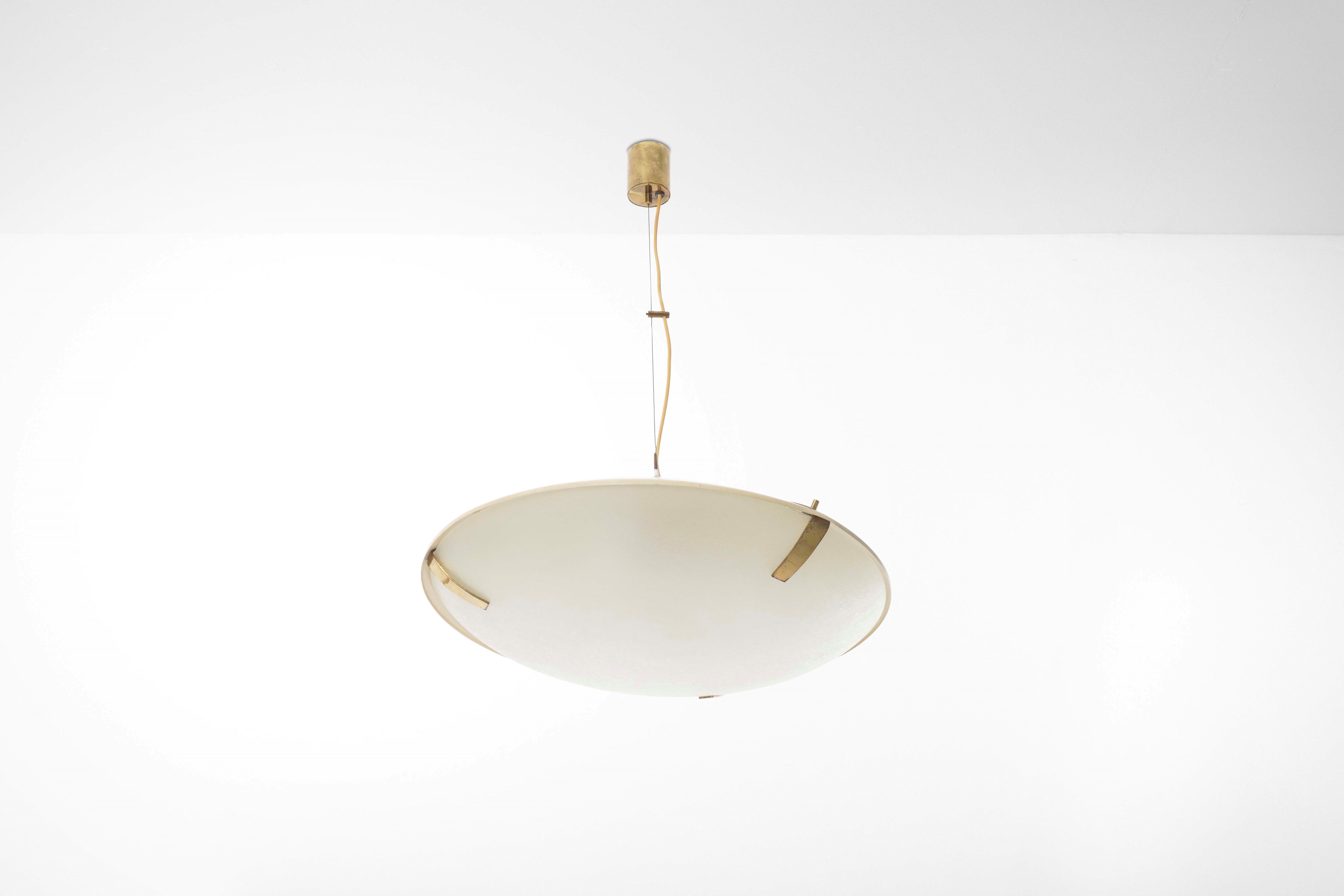 Stilnovo - Lampada a sospensione mod. 1140, ottone e vetro acidato