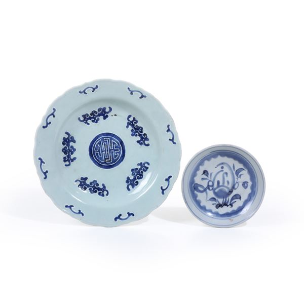 Lotto composto da due piatti in porcellana bianca e blu, Cina, XX secolo