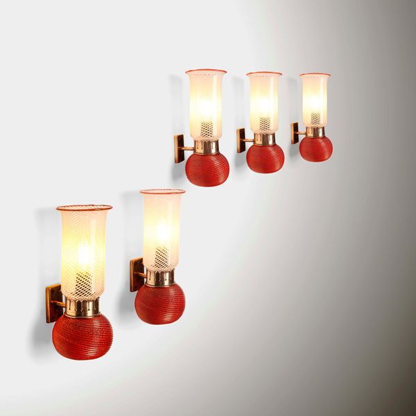 Cinque lampade a parete.