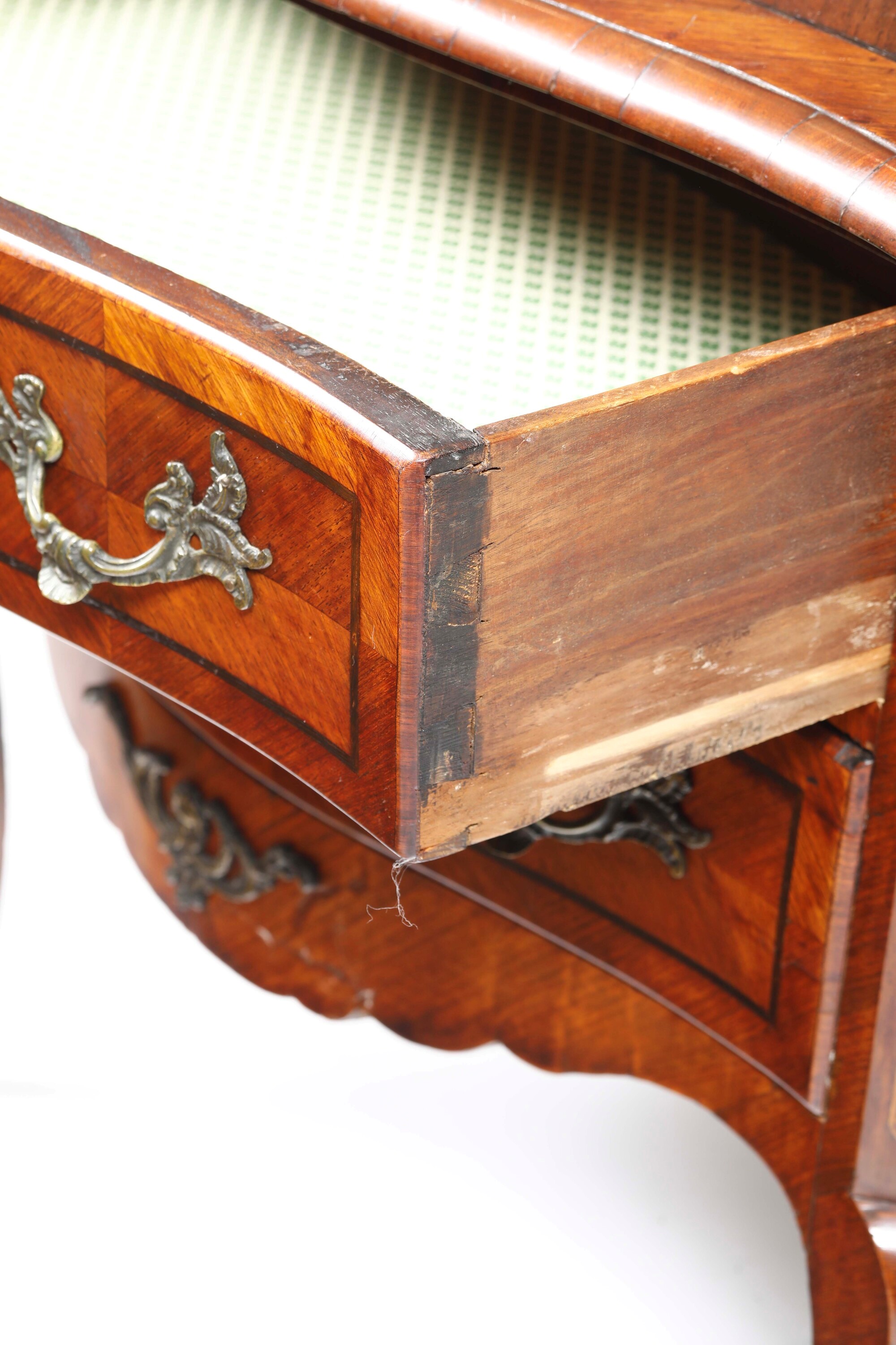 Cassettone lastronato e filettato in stile antico