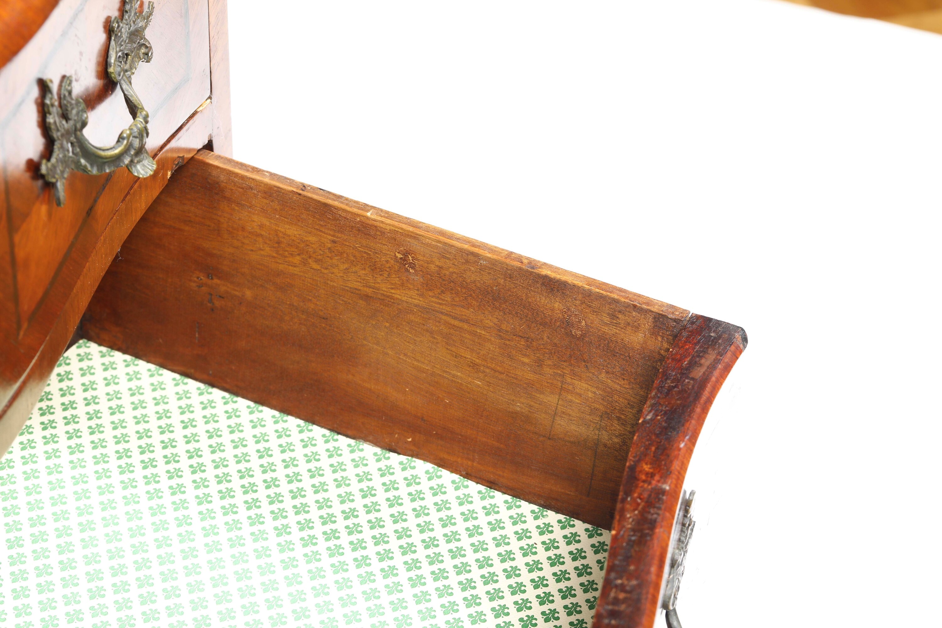 Cassettone lastronato e filettato in stile antico