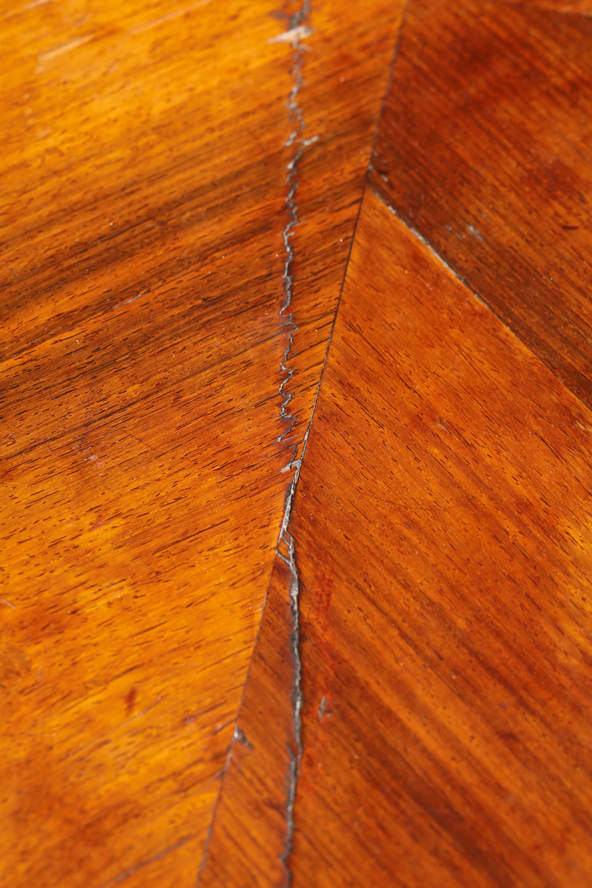 Cassettone lastronato e filettato in stile antico