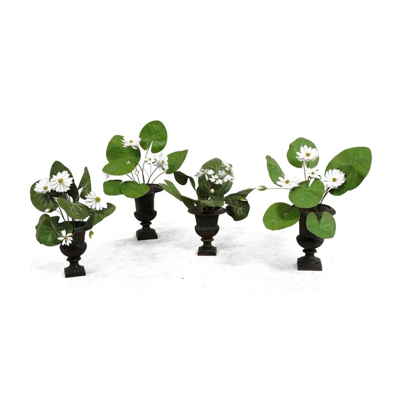 Lotto composto da 4 vasi diversi in ferro con fiori e foglie in latta colorata  - Auction Antiques - Cambi Casa d'Aste