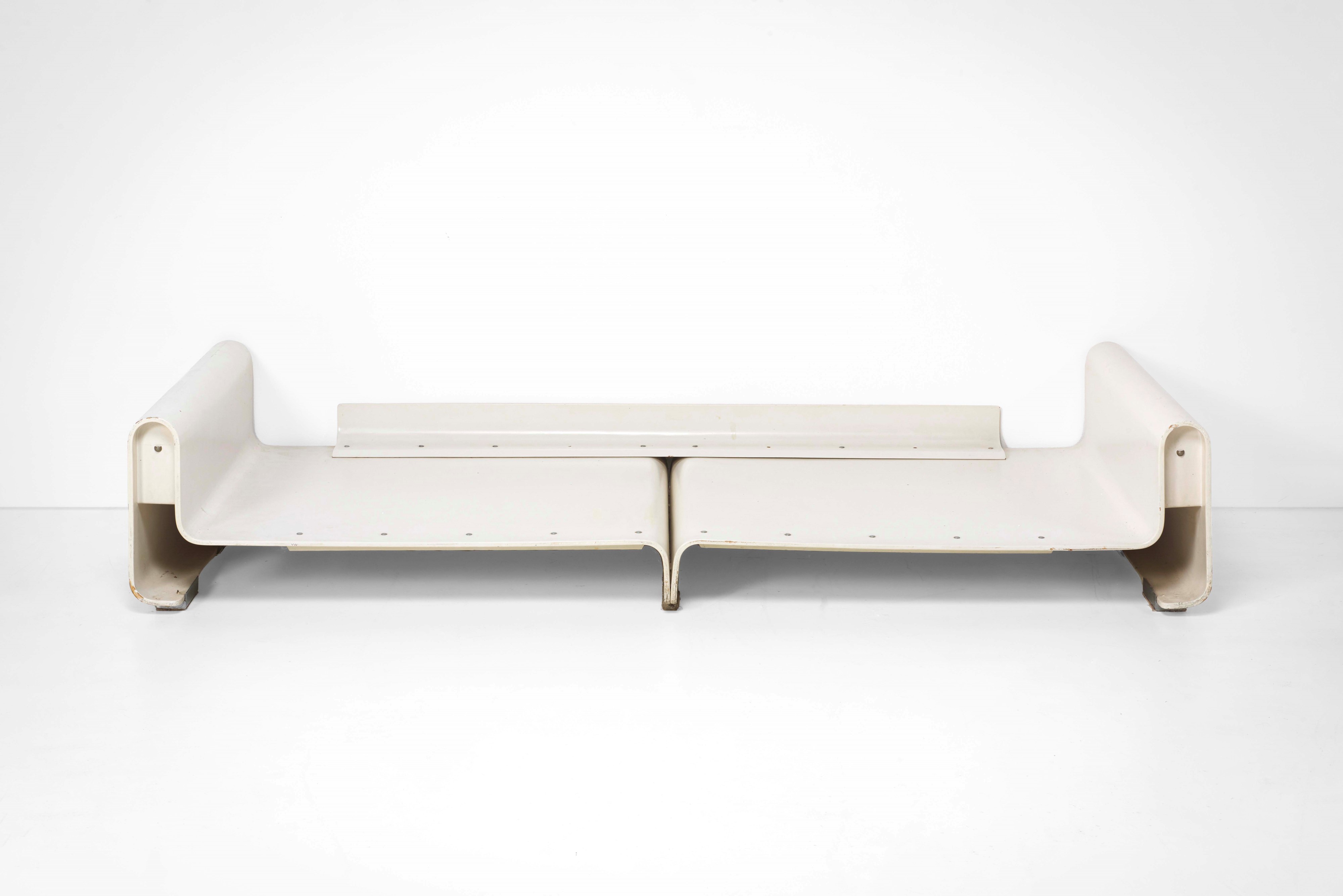 Manfredo Massironi - Due daybed in compensato curvato e metallo