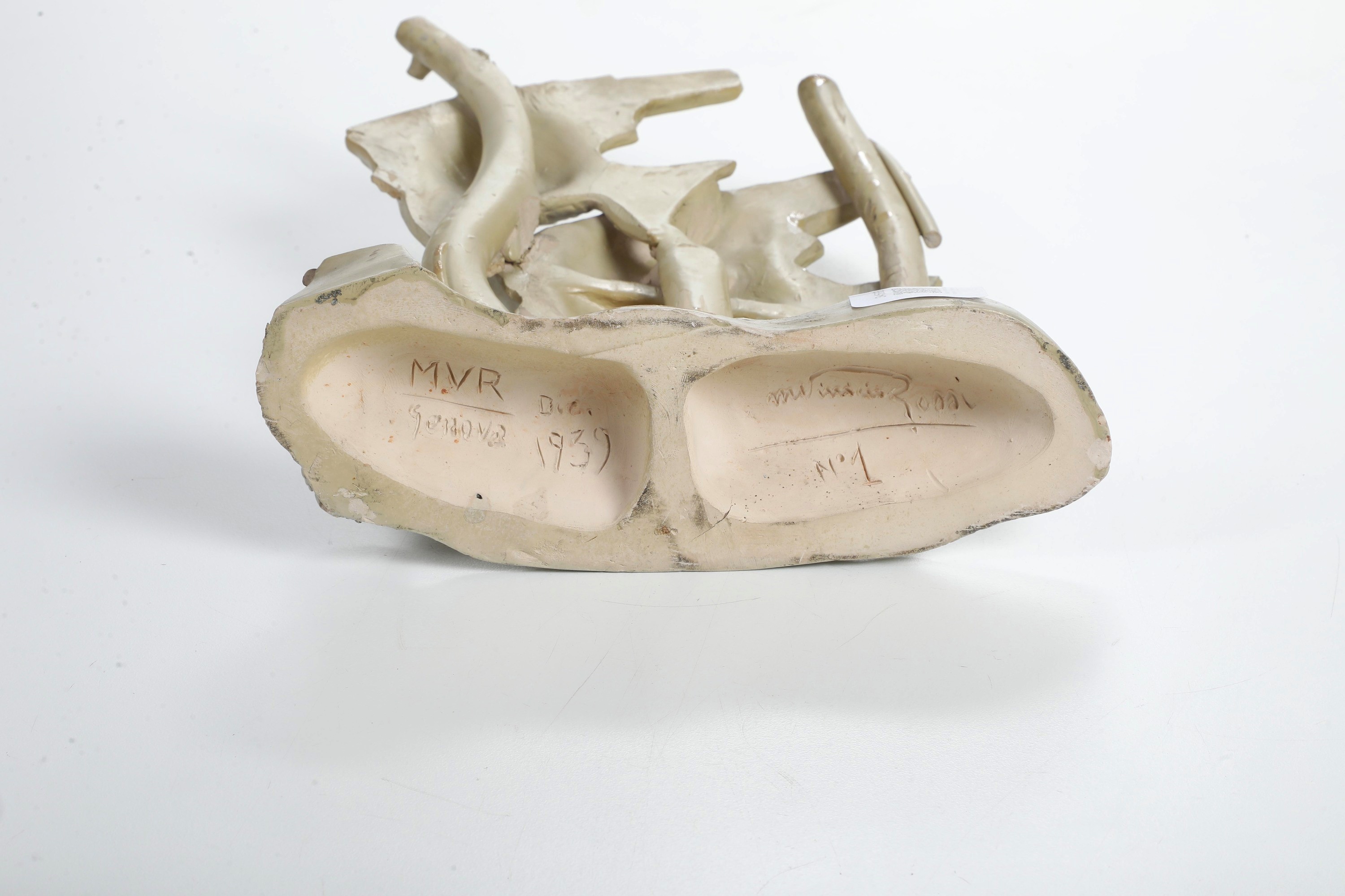 Scultura con pesci. Firmata "Vinicio Rossi", "M.V.R." Genova dic. 1939.