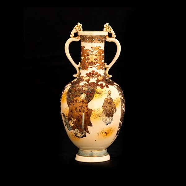 Vaso in ceramica raffigurante scena di corte con decori vegetali a rilievo, Giappone, XX secolo