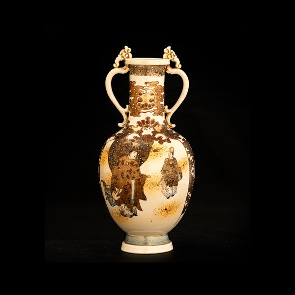 Vaso in ceramica raffigurante scena di corte con decori vegetali a rilievo, Giappone, XX secolo