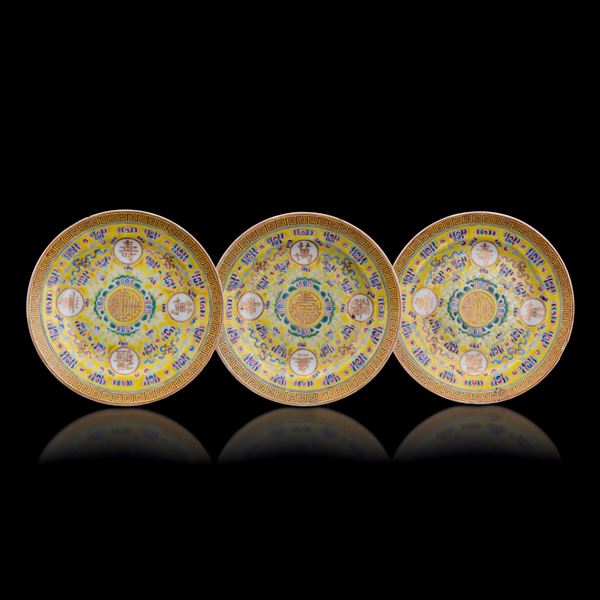 Piatti in porcellana Famiglia Rosa a fondo giallo con decori geometrici e iscrizioni entro riserve, Cina, Dinastia Qing, epoca Guangxu (1875-1908)